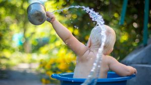 Nombres de bebé inspirados en el fluir del agua: significado y tendencias